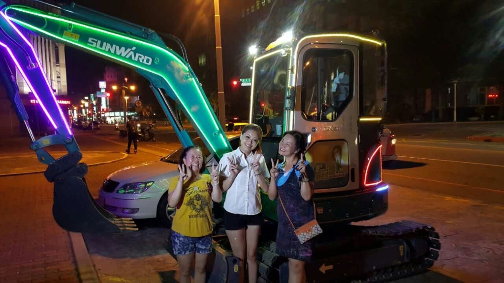 嘉義市长大赞ca888亚洲城智能挖掘机环台义举