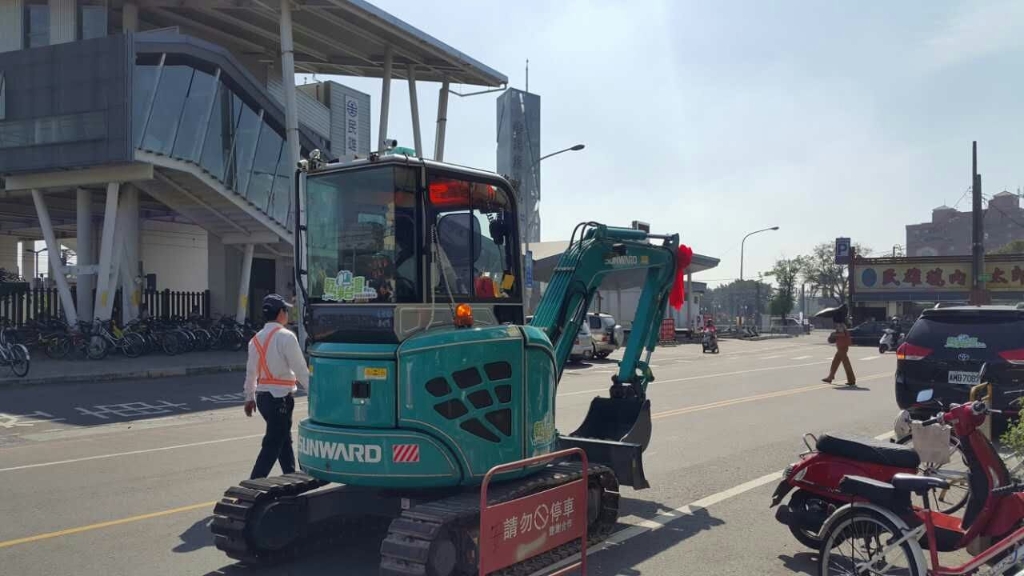 嘉義市长大赞ca888亚洲城智能挖掘机环台义举