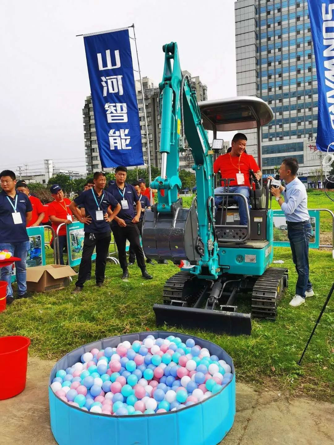 2020全球微挖大会 ca888亚洲城智能精品微挖赢得满堂彩