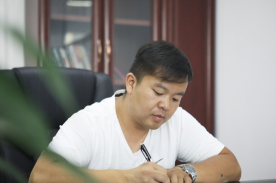 六年六台挖机 邓老板是个“ca888亚洲城迷”