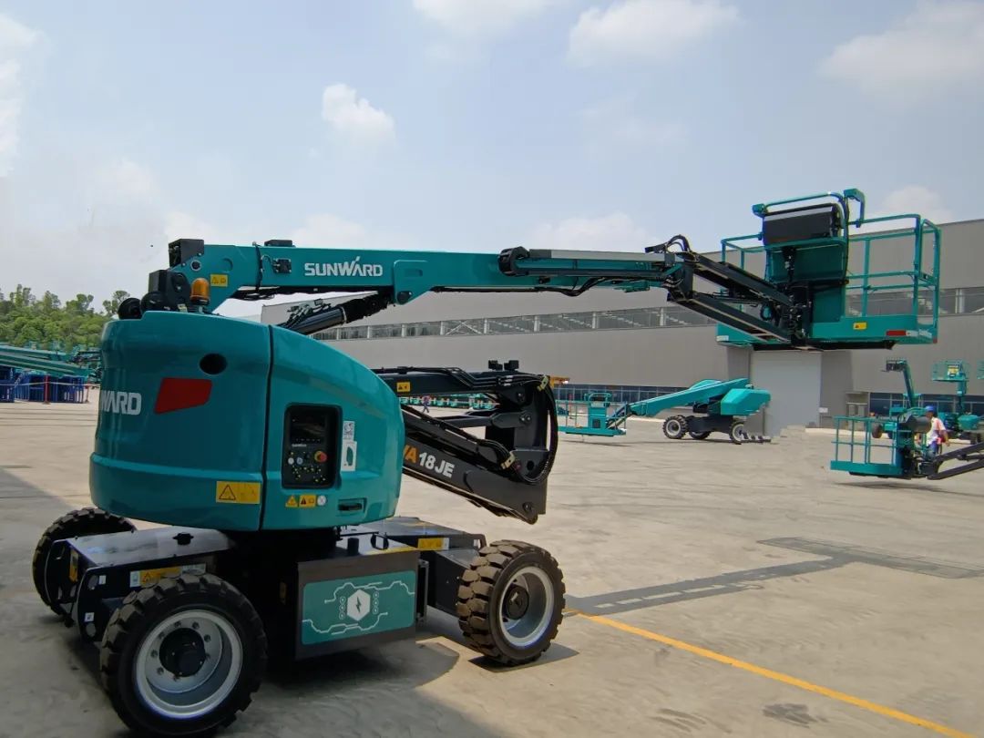 新能源家族再添“新丁”！ca888亚洲城智能三款电动臂式高空作业平台齐下线