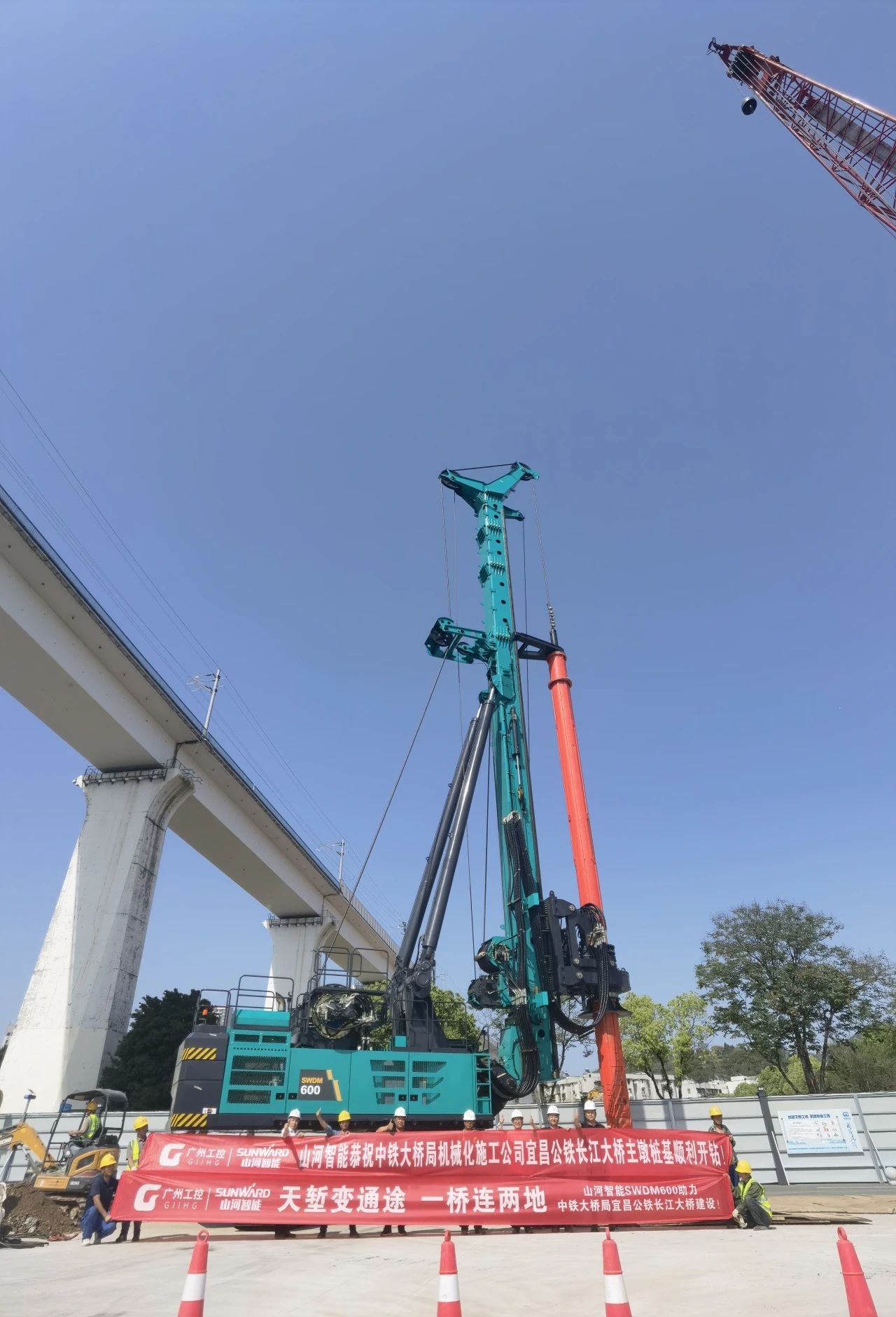 再战“世界级工程”！ca888亚洲城智能旋挖钻机助力宜昌长江公铁大桥建设