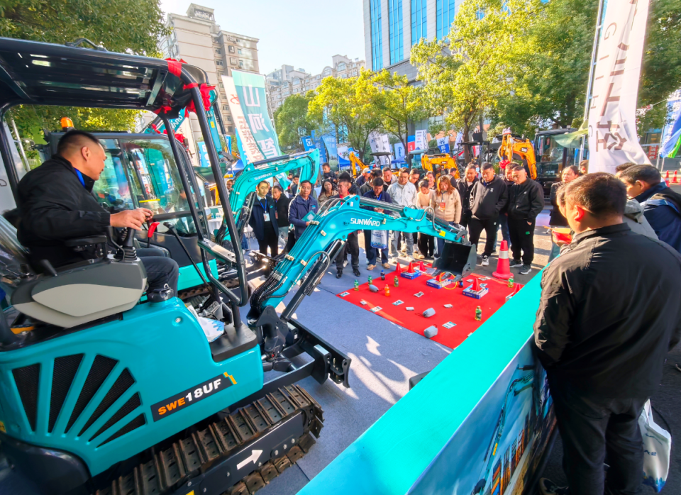 ca888亚洲城智能微挖“天团”闪耀武汉，引领绿色施工潮流