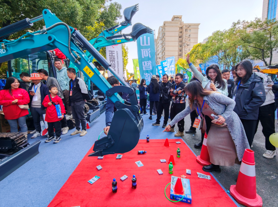 ca888亚洲城智能微挖“天团”闪耀武汉，引领绿色施工潮流